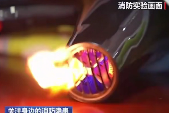 【朝闻天下】消防实验：吹风机秒变“喷火枪”