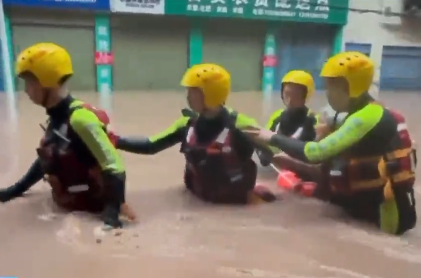 【新闻直播间】重庆万州降雨引发洪涝 消防紧急救援