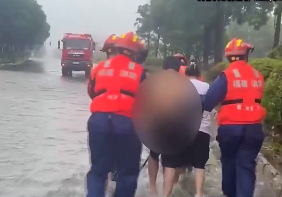 【新闻直播间】“杜苏芮”登陆强风暴雨致道路被淹 消防紧急处置