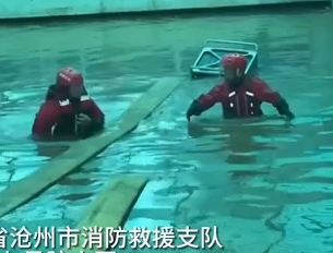 【新华社】河北涿州救援一线：消防员奋力为群众排忧解难