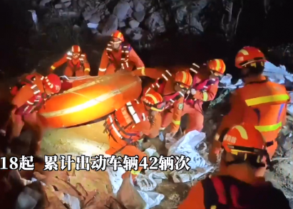【新华社】不惧洪峰勇担当——致敬那一抹“消防橙”