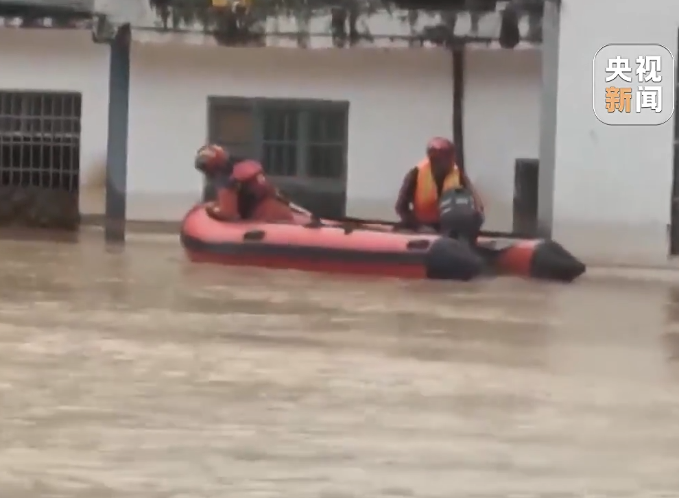 【新闻直播间】广西凌云暴雨致多个乡镇积水 消防及时转移群众