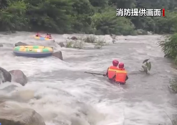 【新闻直播间】游客突遇降雨被困山林 消防紧急救援
