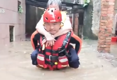 【新闻直播间】广东茂名暴雨致多地积水严重 消防转移被困人员 