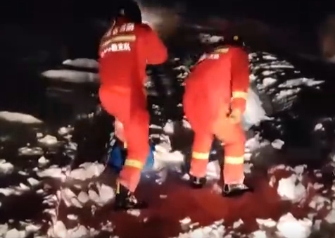 【朝闻天下】内蒙古锡林郭勒风吹雪 消防救援多名被困人员