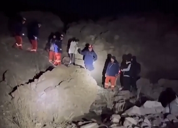 【新闻直播间】宁夏石嘴山4人徒步穿越贺兰山被困 消防连夜救援