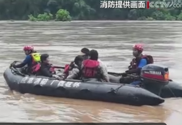 【新闻直播间】广西桂林强降雨来袭 消防紧急转移被困群众