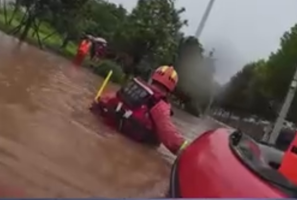 【共同关注】湖南长沙暴雨致城市内涝 消防紧急转移群众