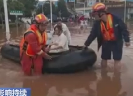 【新闻直播间】降雨影响持续 平江消防争分夺秒营救疏散被困群众