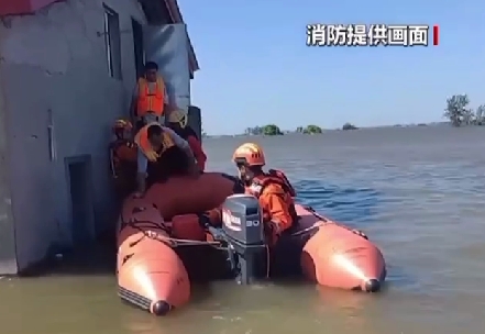 【新闻直播间】湖南华容洞庭湖大堤发生决口险情 消防连夜紧急转移被困群众