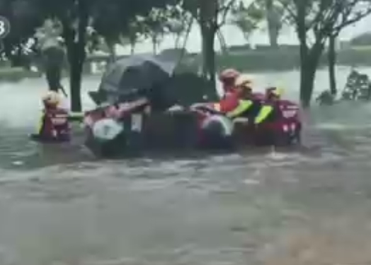 【新闻直播间】四川内江暴雨突袭 消防紧急营救被困居民