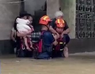 【共同关注】河南强降雨致积水严重 消防紧急救援