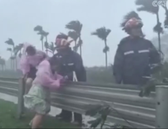 【晚间新闻】党旗在基层一线高高飘扬|顶风冒雨迎战“摩羯” 刻不容缓抢险救灾