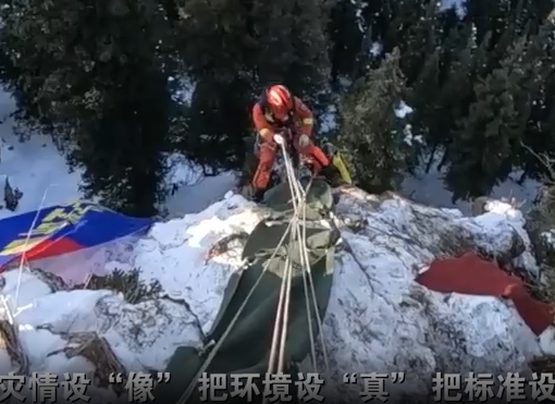 【新华社】翻山越岭！新疆消防开展山岳救援实战演训
