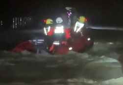 【新闻直播间】海南屯昌道路积水阻碍病人就医 消防帮忙转运