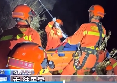 【新闻直播间】福建龙岩5人徒步被困山中 消防连夜救援