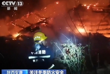 【新闻直播间】关注冬季防火安全|取暖不当导致房屋被烧 消防及时扑救