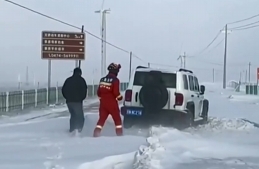 【共同关注】车辆陷入雪中 消防员严寒中顶着7级大风牵引救援