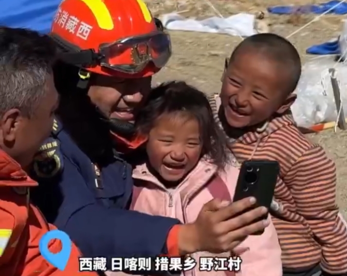 【新华社】这是安全感爆棚的臂弯