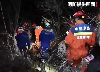 【新闻直播间】江苏连云港 男子登山摔伤 消防搜索救援