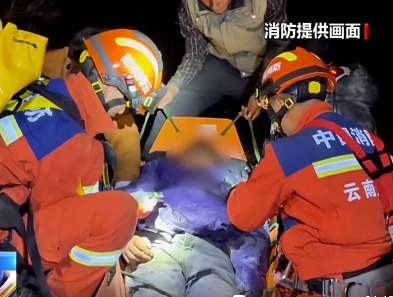 【24小时】云南迪庆 车辆侧翻司机坠入谷底 消防连夜救援