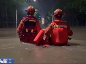 【24小时】广东突降暴雨致积水严重 消防紧急转运3名被困人员