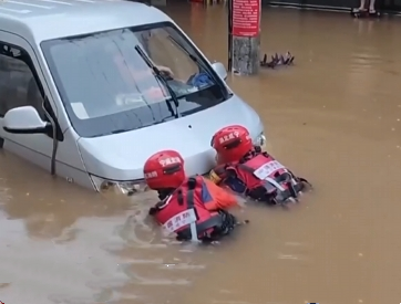 【新闻直播间】湖北多地出现暴雨 消防紧急救援被困群众