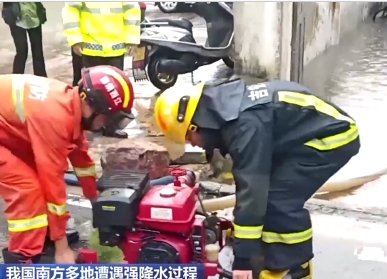 【新闻直播间】江西吉安：一小区地势低洼被淹 消防及时应对