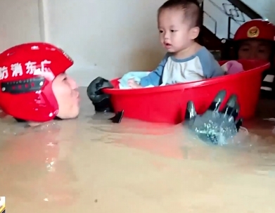 【新闻直播间】广东暴雨致多地积水 消防及时转移群众