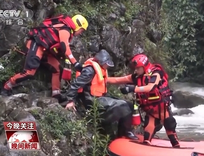 【晚间新闻】“不要怕 不用怕”  致敬！暴雨中的逆行者