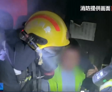 【新闻直播间】贵州六盘水：取暖器起火两人被困 消防紧急救援