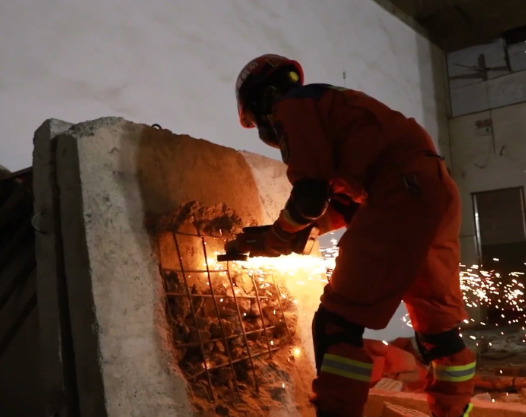 【新华社】72小时极限救援演练：看“火焰蓝”如何锤炼地震救援“真功夫”