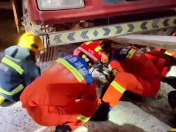 【新闻直播间】人车卷入半挂车底 危急时刻叉车师傅协助成功救援