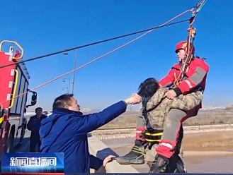 【新闻直播间】男子被困黄河浅滩 消防索降救援