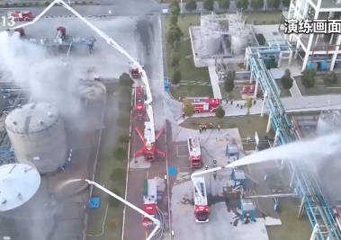 【新闻直播间】多地消防部门演练 提升冬季应急救援能力