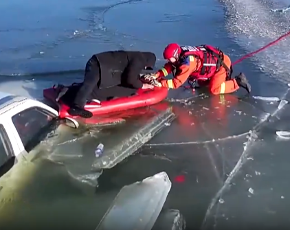 【新闻直播间】皮卡车抄近道坠冰窟 为救人消防跪冰拖拽