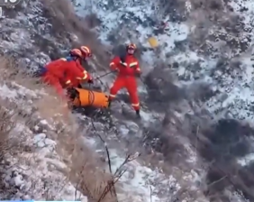 【新闻直播间】雪后路滑车坠深谷 消防紧急救援