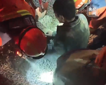 【新闻直播间】货车卸料酿险情 消防紧急救工人
