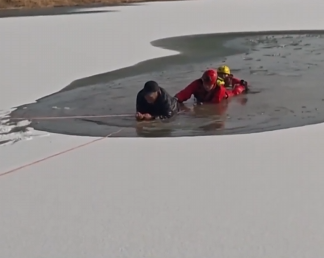 【新闻直播间】老人坠冰窟 消防员6分钟成功救援