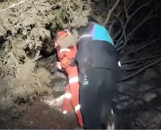 【新闻直播间】父子3人迷路被困山中 消防紧急救援