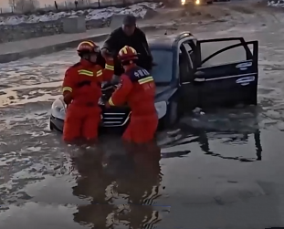 【新闻直播间】车辆“抄近道”被困冰面 消防紧急救援