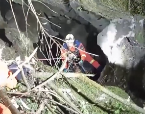 【新闻直播间】村民深山坠洞 消防紧急营救