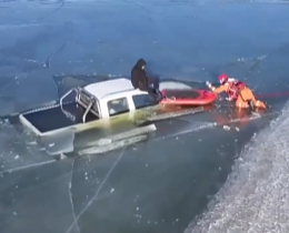 【新闻直播间】河湖结冰未实 盲目穿行遇险