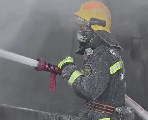 【新华社】零下42℃灭火救援后 他们身披“冰甲”