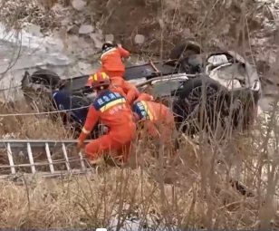 【新闻直播间】山东济南雪天路滑致多起交通事故 消防紧急救援