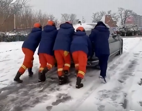 【新闻直播间】雨雪天交通事故频发 消防紧急救援除险