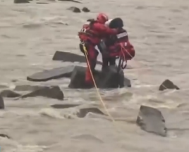 【新闻直播间】上海一男子违规下海被困礁石 消防紧急营救