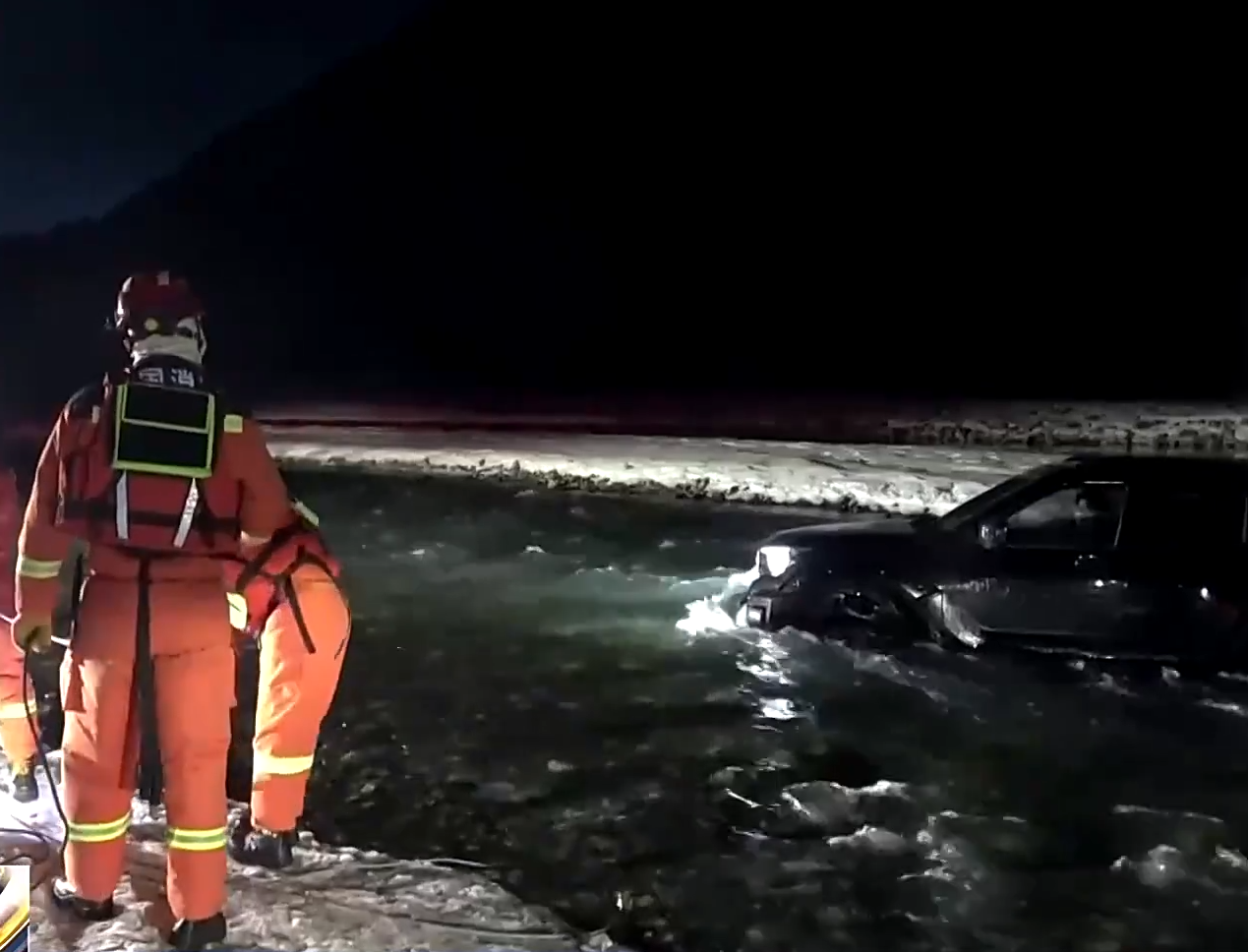 【新闻直播间】新疆沙湾一车辆不慎驶入河中 公安消防接力救援
