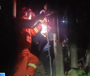 【新闻直播间】浙江江山10名游客登山被困 消防连夜搜救