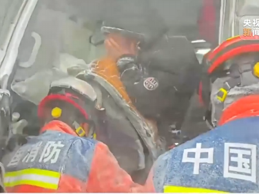 【新闻直播间】新疆乌鲁木齐风雪天三车相撞 消防员冒雪营救被困司机